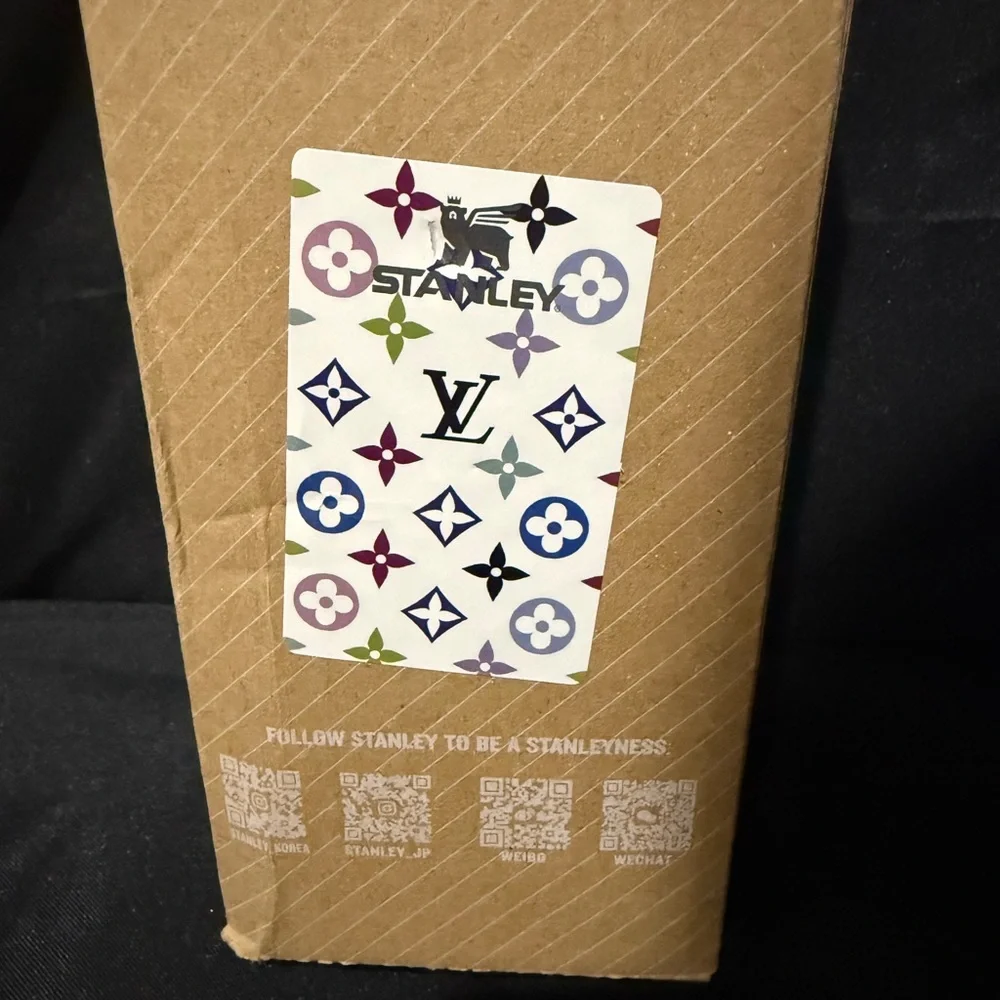 New Stanley 30oz White Tumbler with Stunning LColorfulV Pattern - Picture 9 of 9